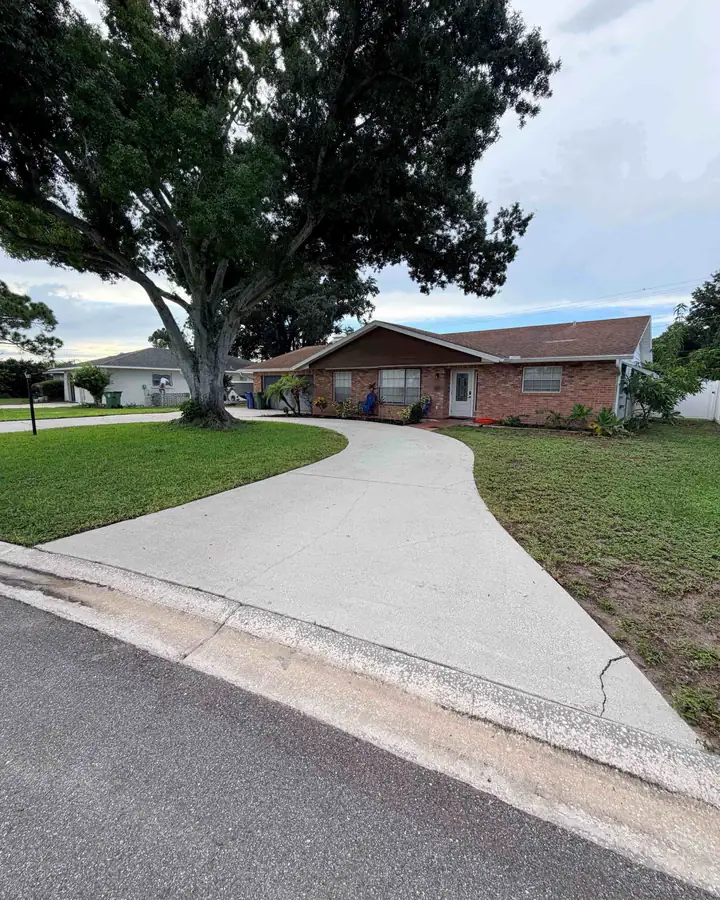 Bradenton concrete driveway after pressure washing: bright, even, and clean