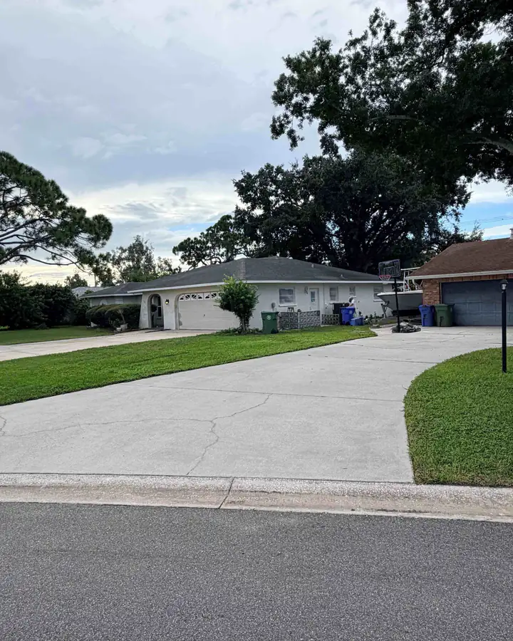 The driveway from the street after pressure washing: bright, even concrete